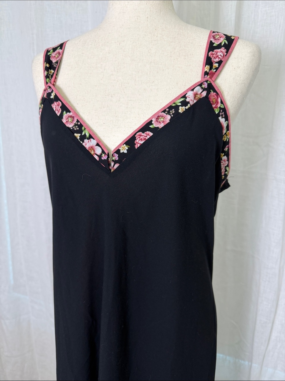Oscar de la Renta Sleepwear Black Chemise with Pink Floral Embroidered Trim - Picture 2 of 5